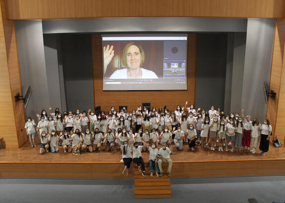 Foto de familia con las participantes, mentoras y responsables de la organización.