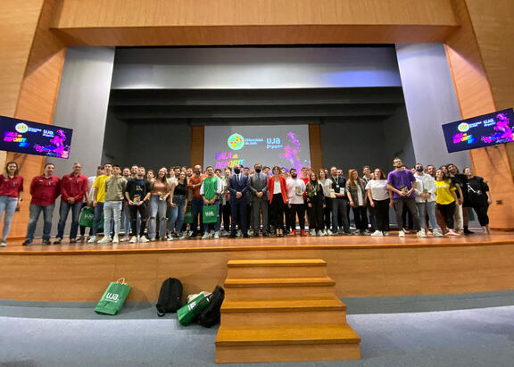 Foto de familia con premiados de la Gala del Deporte Universitario 2022.