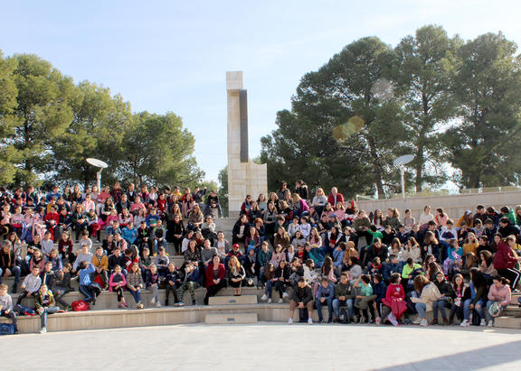 Organizadores, investigadoras y escolares participantes, en la Plaza de los Pueblos de la UJA.