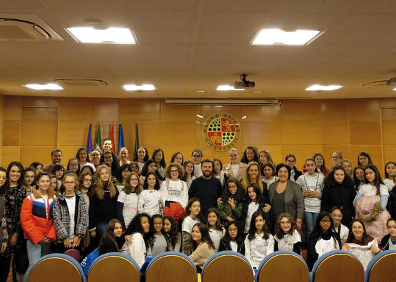Foto de familia con organizadores y alumnas participantes.