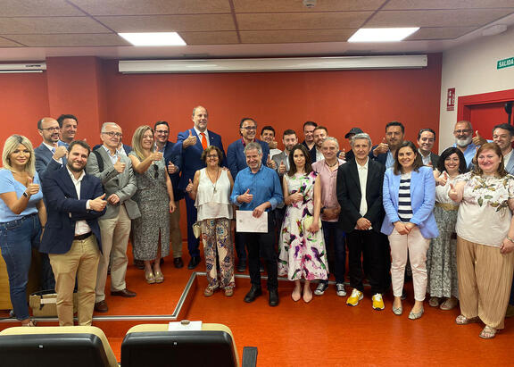 Foto de familia de Rector con responsables de los cursos y los alcaldes y concejales de los municipios donde se celebrarán.