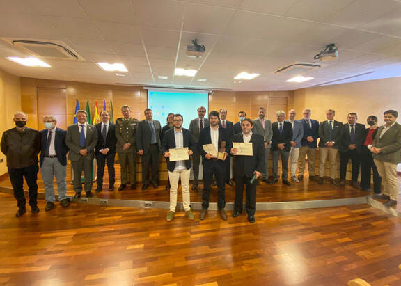Foto de familia de premiados con organizadores, representantes institucionales y patrocinadores.