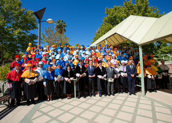 Foto de familia tras la celebración del solemne acto de apertura del curso.