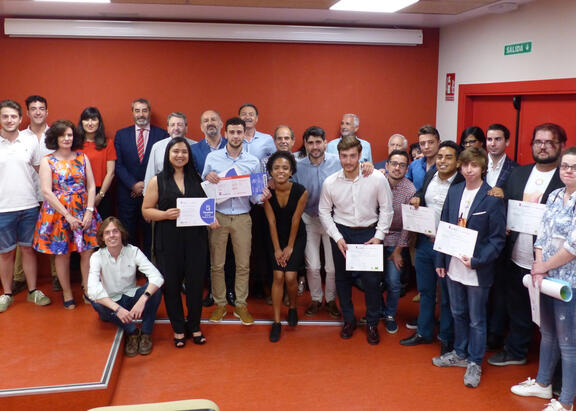 Foto con organizadores y participantes en el programa.