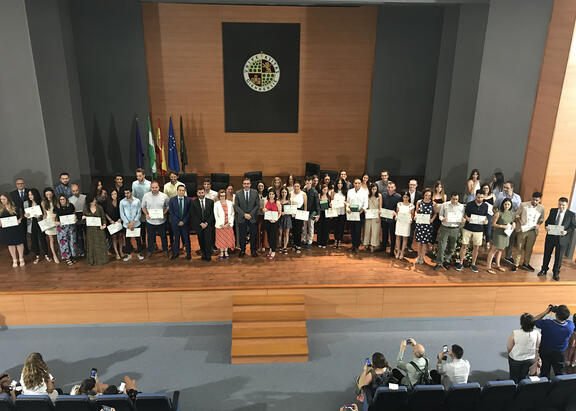 Foto de familia con todas las personas reconocidas por sus trabajos, en el Aula Magna del Campus Las Lagunillas.