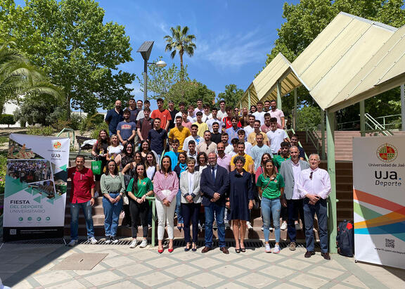 Foto de familia con premiados de la Gala del Deporte de la UJA.