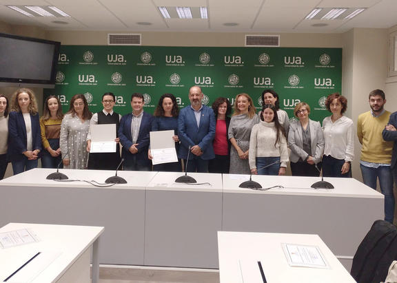 Galardonados, con representantes institucionales.