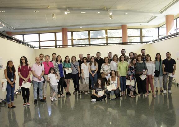 Premiados y participantes, junto a representantes institucionales.