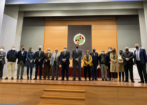 Foto de familia de organizadores con patrocinadores.