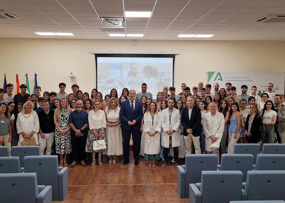 El Rector y responsables institucionales de la UJA, Salud y el Complejo Hospitalario, en el centro, con alumnado de Medicina.