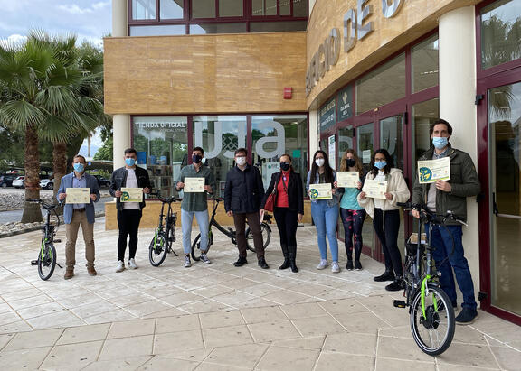 Foto de familia con premiados y representantes institucionales.