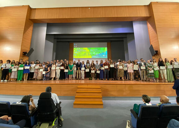Foto de familia con todos los estudiantes premiados.