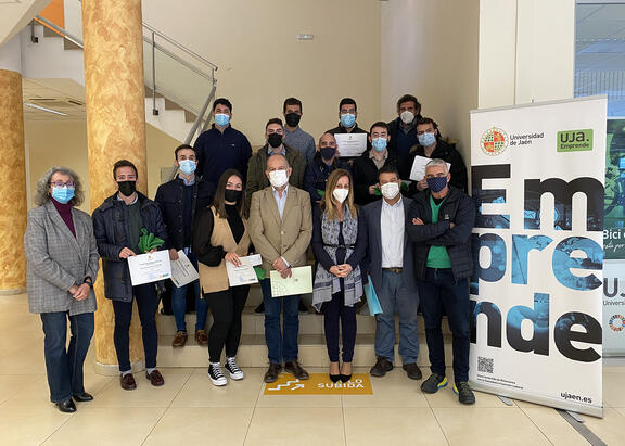 Foto familia de premiados y responsables de la iniciativa.