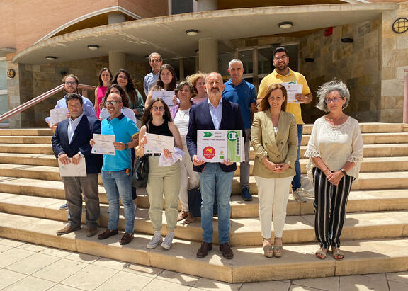 Foto de familia con representantes institucionales, jurado, colaboradores y premiados.