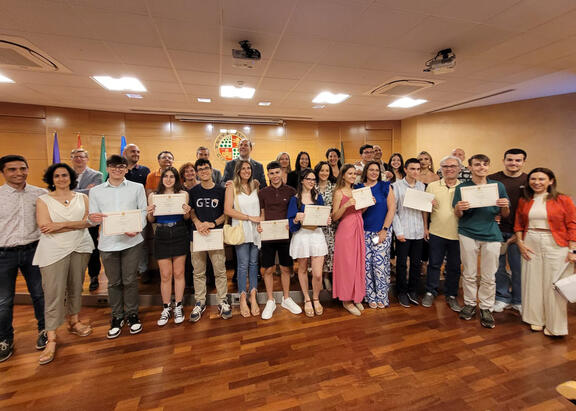 Foto de familia con alumnado premiado y profesorado.