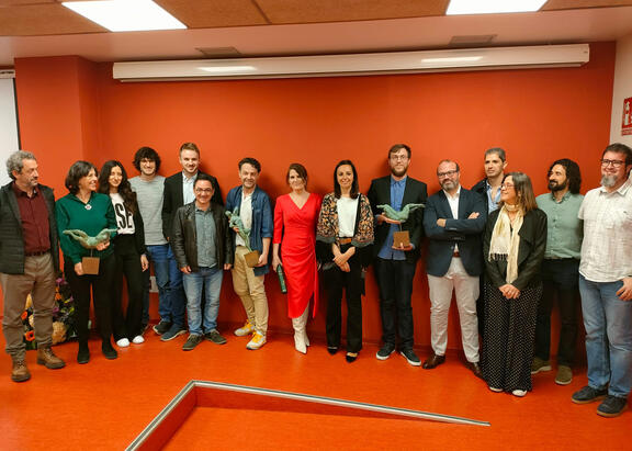 Foto de familia con representantes institucionales, premiados y miembros del jurado.
