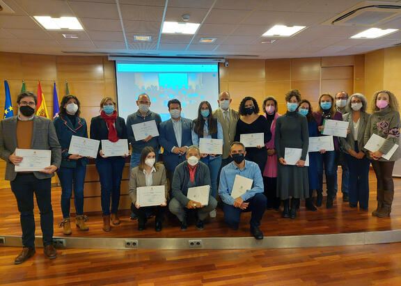 Foto de familia con las distintas personas premiadas y responsables institucionales de los premios.