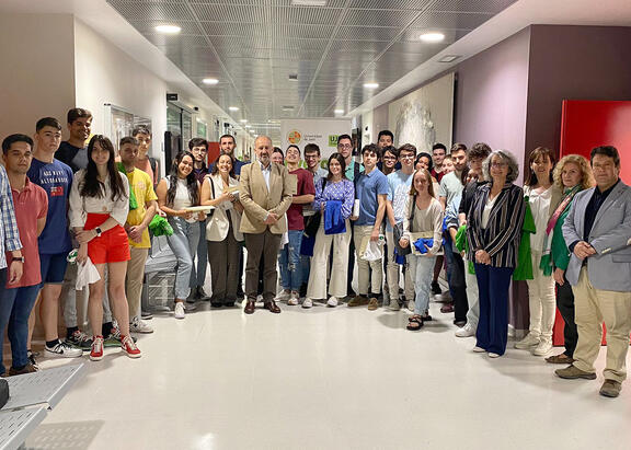Representantes institucionales y alumnado premiado.