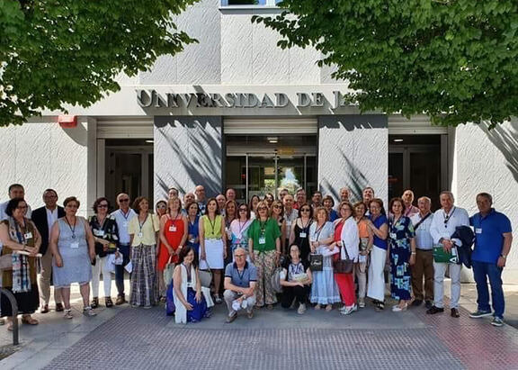Foto de familia de los participantes en el encuentro.