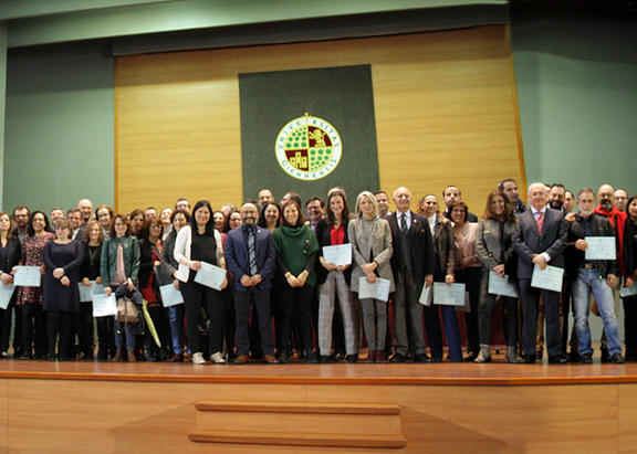 Foto de familia con el profesorado reconocido.