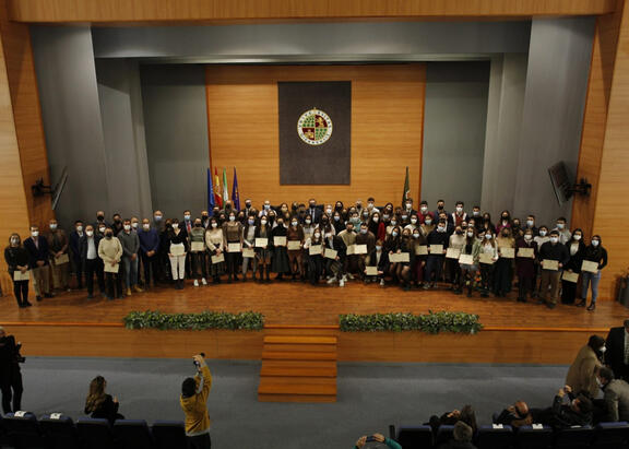 Foto de familia con estudiantado y responsables de centros reconocidos, y responsables institucionales.