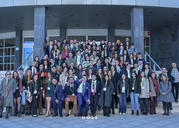 Foto de familia con organizadores y participantes en el torneo preuniversitario de debate de la UJA.