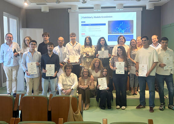 Alumnado ganador, finalista, miembros del jurado y organizadores de la tercera fase del programa INSIDE UJA 2025-2026.