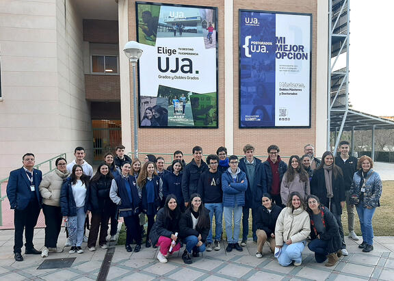 Participantes en la fase provincial, junto a profesorado.