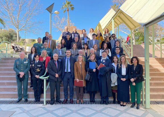 Foto de familia del Rector con autoridades y miembros de la Facultad de Ciencias Sociales y Jurídicas de la UJA.