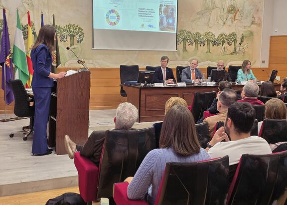 Lectura de la memoria del centro por parte de la Secretaria, Bienvenida Gilbert.