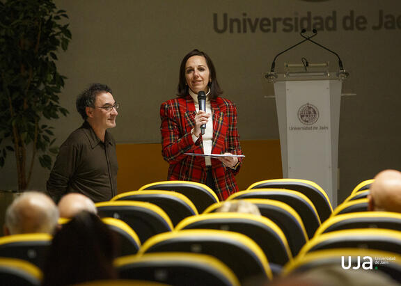 La Vicerrectora de Cultura Marta Torres y Ángel Cagigas, en la presentación de 'Retrato de un artista outsider'.