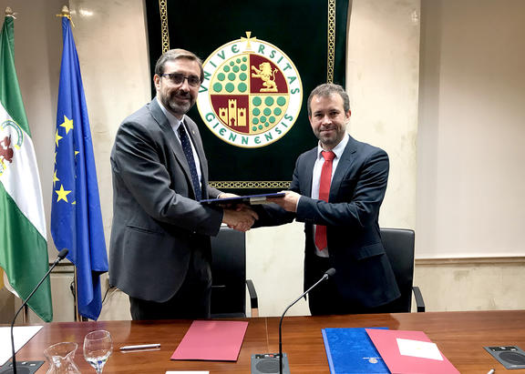 El Rector de la UJA y el alcalde de Jaén, tras la firma.