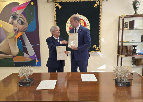 Nicolás Ruiz y Fernando de Aragón Amunárriz, tras la firma del convenio.