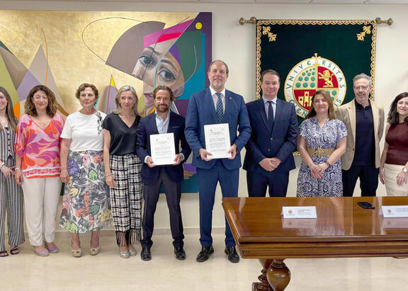 El Rector, en el centro, junto a Gerardo Pérez y Manuel C. Vallejo y el resto de integrantes de la Cátedra.