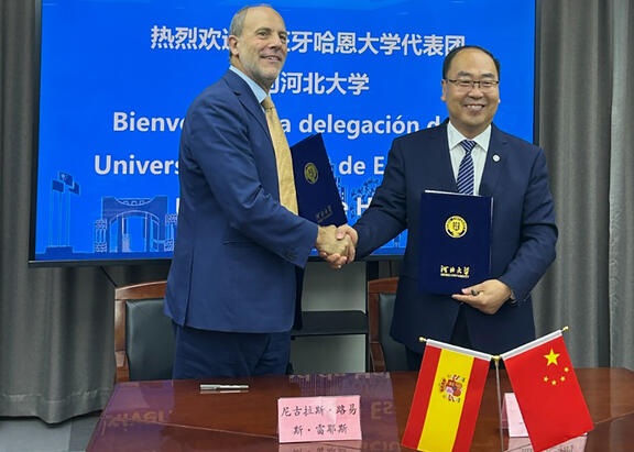 El Rector, Nicolás Ruiz, tras la firma del acuerdo con la Universidad de Hebei.