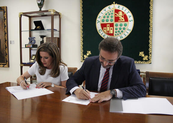 Juan Gómez y Yolanda Caballero, durante la firma del documento de cesión.