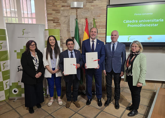 Representantes de la UJA y de la Diputación, tras la firma del convenio y presentación de la misma.