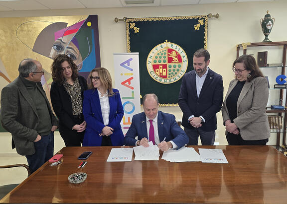 Firma del Rector de la UJA, con equipos de los Vicerrectorados de Internacionalización y Enseñanzas Oficiales.