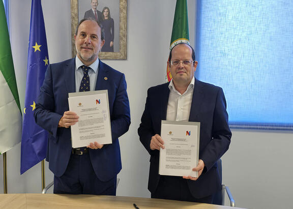 Nicolás Ruiz y Benito Álvarez, tras la firma.