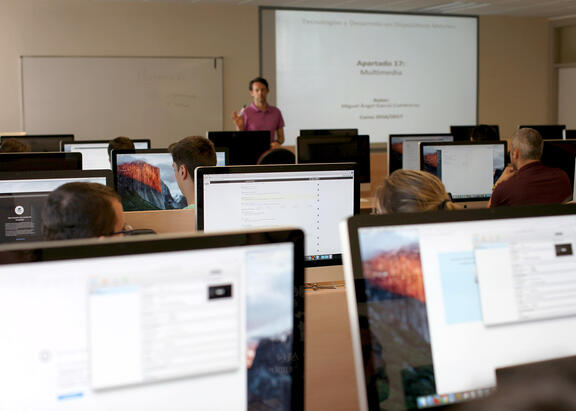 Las Microcredenciales Universitarias tienen como objetivo mejorar las oportunidades laborales de los profesionales.