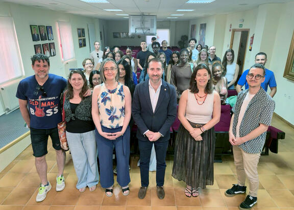 Representantes institucionales y alumnado participante en el Programa de Verano de Inmersión Lingüística y Cultural en Español.