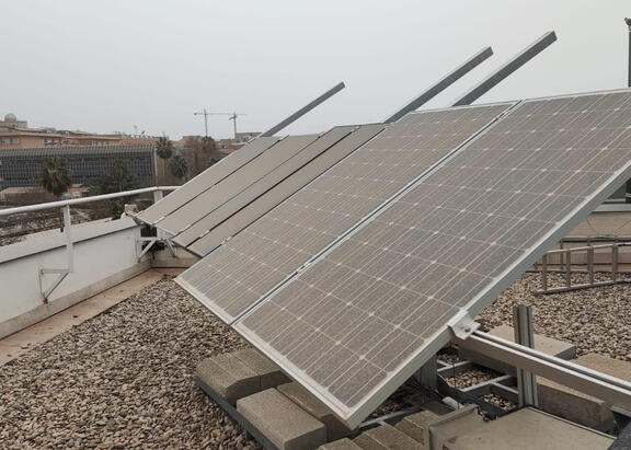 Sistema fotovoltaico, durante al tormenta de polvo en 2022.