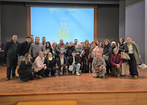 Foto de familia con representantes personas reconocidas por Abecedario Solidario.