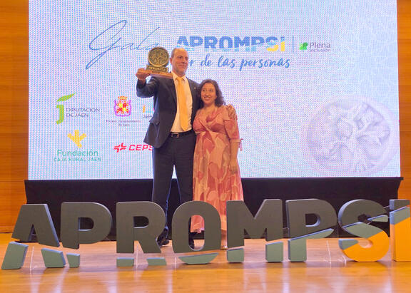 El Rector, con el galardón otorgado a la UJA por APROMPSI.