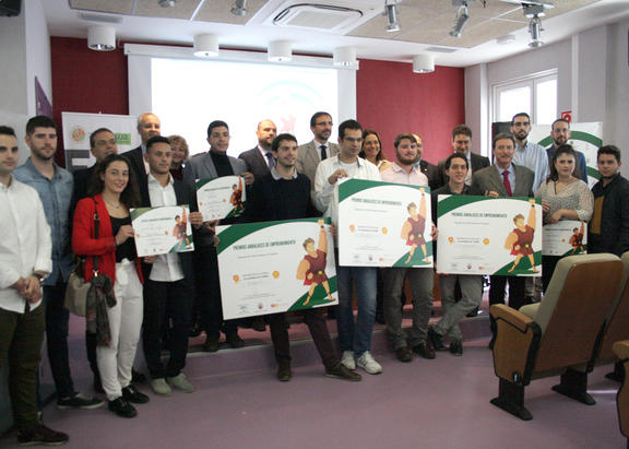 Foto de familia de representantes institucionales y premiados.