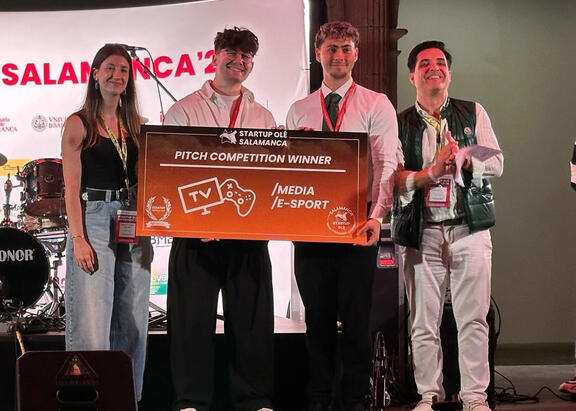 Dos de los impulsores del proyecto, con el premio en la categoría Media & E-Sport, en el marco de Startup Olé Salamanca 2026.