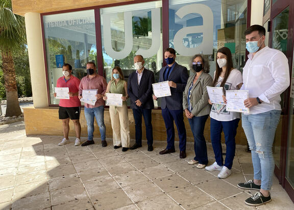 Foto de familia con los ganadores de la 3ª fase de Inside UJA.