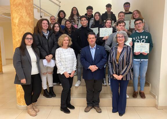 Foto de familia con representantes del Vicerrectorado y alumnado ganador.