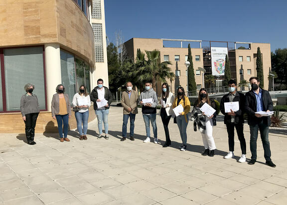 Foto de familia con el estudiantado galardonado en la segunda fase de INSIDE UJA.
