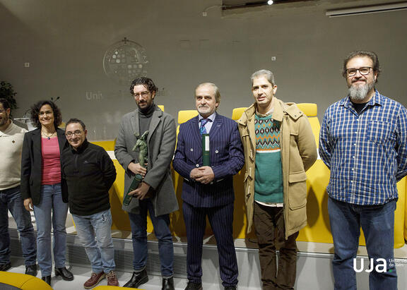 Foto de familia con organizadores, jurado y ganadores del certamen.
